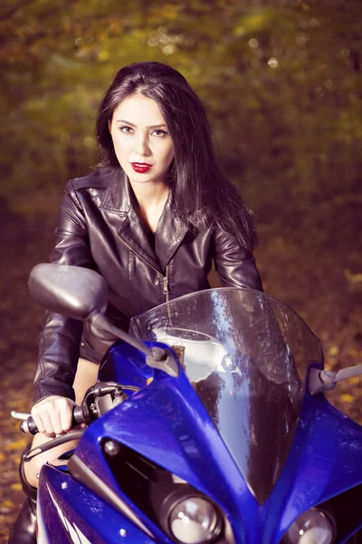 Hermosa chica motorista en una motocicleta — Foto de Stock