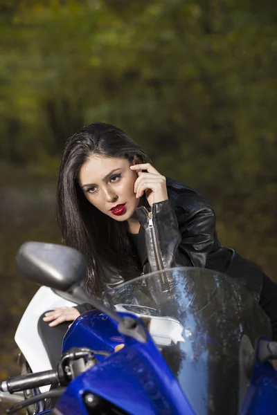 Belle fille motard sur une moto — Photo