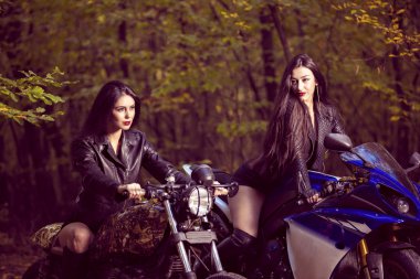 iki güzel kadın motosiklet hakkında tutkulu natu içinde poz