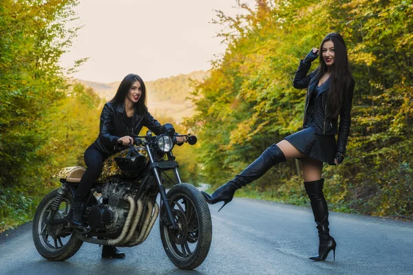 Két gyönyörű nők motorkerékpárok, szenvedélyes natu pózol — Stock Fotó
