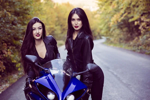 Resonar sociedad Marketing de motores de búsqueda Mujeres en moto fotos de stock, imágenes de Mujeres en moto sin royalties |  Depositphotos