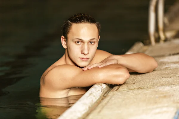 Retrato de um homem bonito piscina — Fotografia de Stock