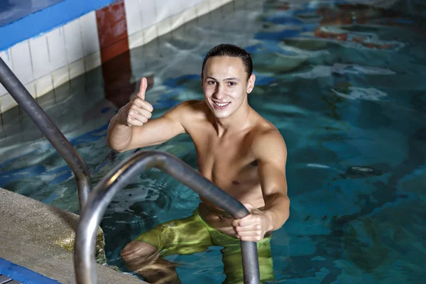 Porträtt av en stilig man pool — Stockfoto