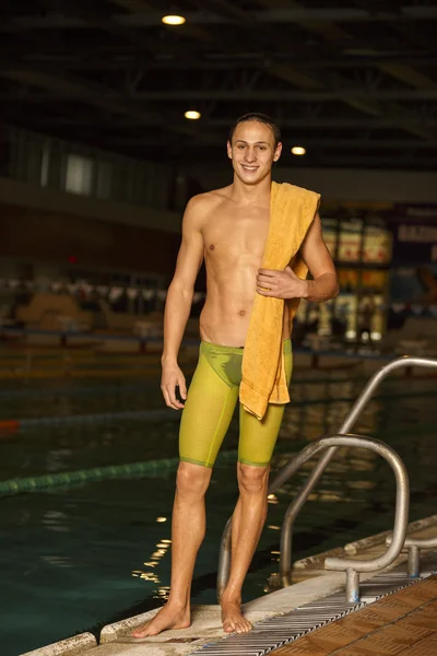 Ritratto di un bell'uomo piscina — Foto Stock