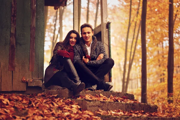 Giovane coppia nel parco, concetto di autunno — Foto Stock