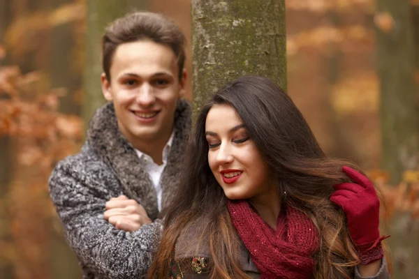 Fiatal pár, a park, őszi koncepció — Stock Fotó
