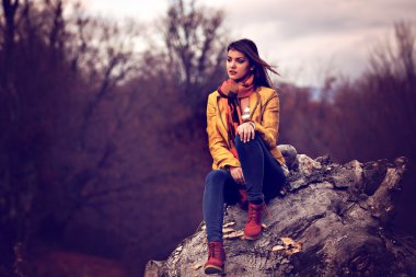 güzel sonbahar Park, genç kadın kavramı sonbahar