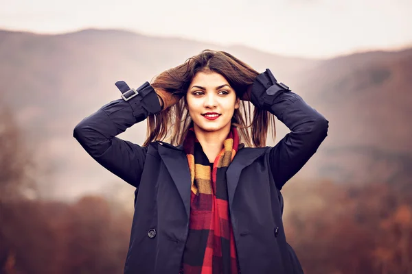 Mujer joven en hermoso parque de otoño, concepto otoño —  Fotos de Stock