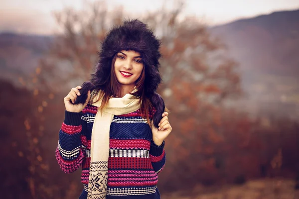 Jonge vrouw in mooie herfst park, concept herfst — Stockfoto