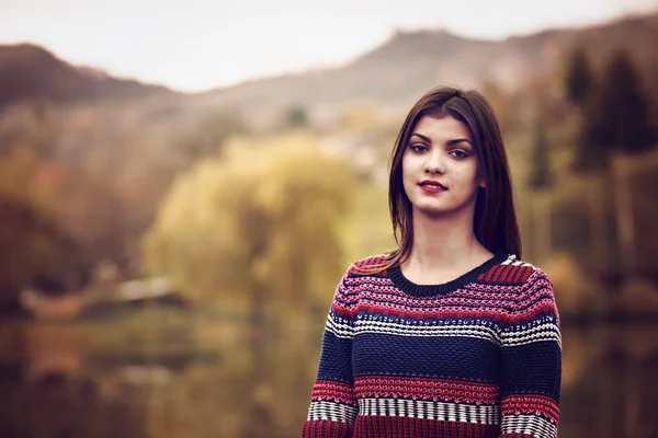 Mujer joven en hermoso parque de otoño, concepto otoño — Foto de Stock