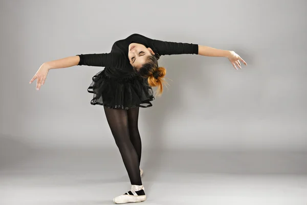 Професійна танцівниця балету ізольована в студії — стокове фото