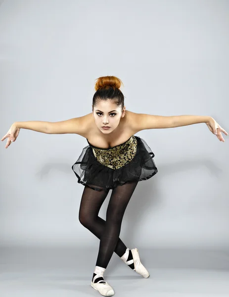 Ballet professionnel féminin isolé en studio — Photo