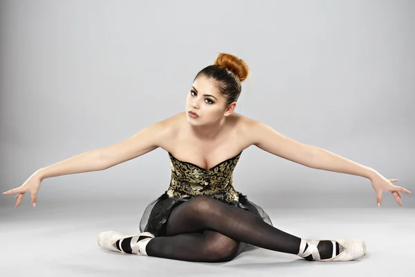 Bailarina de ballet profesional aislada en estudio —  Fotos de Stock