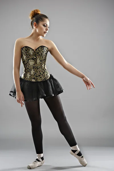 Dançarina profissional de balé feminina isolada em estúdio — Fotografia de Stock
