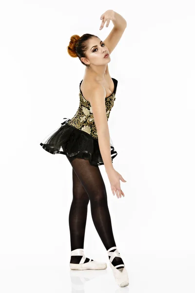 Una bailarina maravillosa joven está bailando con gracia —  Fotos de Stock