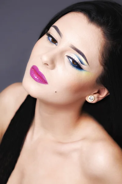 Hermoso maquillaje de lujo de moda, pestañas largas, piel perfecta fa — Foto de Stock