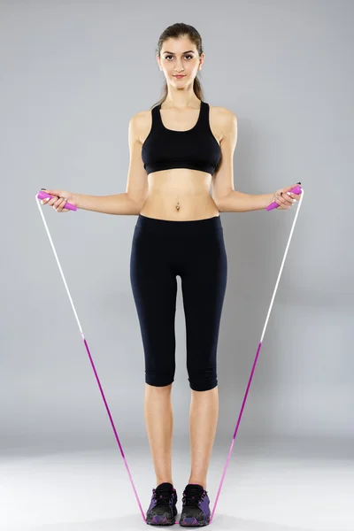 Deporte, ejercicio y cuidado de la salud - mujer deportiva con saltar la cuerda — Foto de Stock