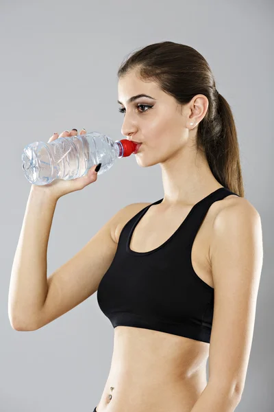 Porträt einer gesunden Frau mit einer Flasche Wasser. Gesunder Lebensstil — Stockfoto