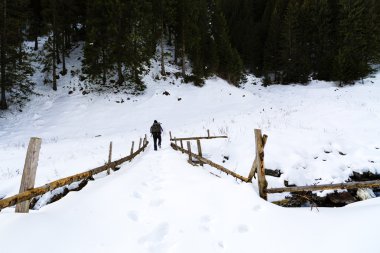 Kış dağ turizm ekipmanları