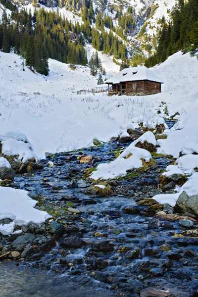 冬の晴れた日の山川。美しい冬の風景 — ストック写真