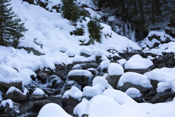 山区河流在冬天阳光明媚的日子。美丽的冬天景观 — 图库照片