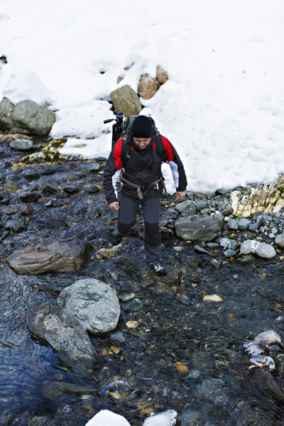 Equipo turístico de montaña de invierno — Foto de Stock