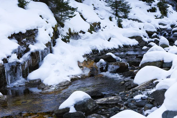 Rzeki górskie w słoneczny dzień zimy. Piękne zimowe zajmujących — Zdjęcie stockowe