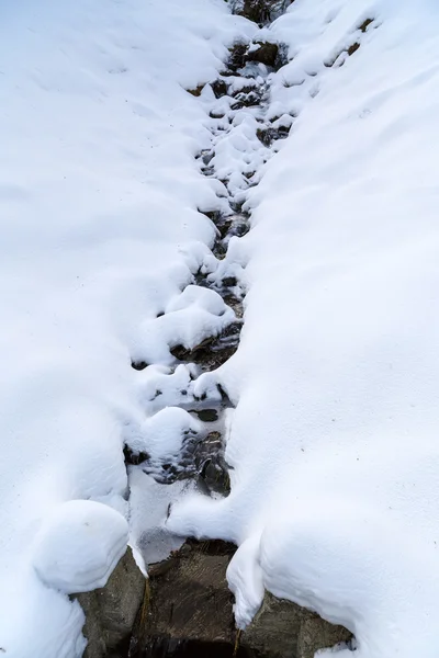 El río de montaña en invierno día soleado. Hermosa landsca de invierno —  Fotos de Stock