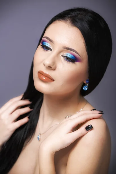 Retrato de una hermosa mujer joven con el pelo largo de color marrón a —  Fotos de Stock