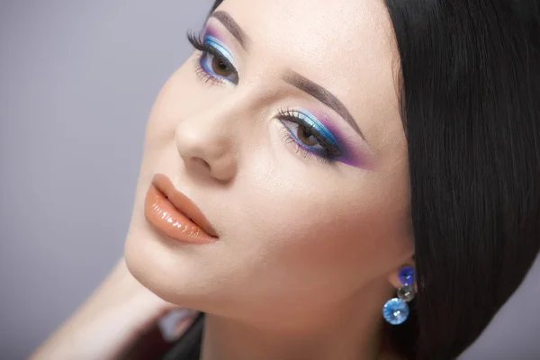 Retrato de una hermosa mujer joven con el pelo largo de color marrón a — Foto de Stock