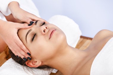 Kadın vücut masaj spa salonu sahip. Güzellik bakımı 