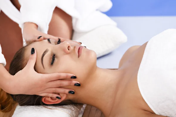 Frau bei Körpermassage im Wellness-Salon. Schönheitsbehandlung — Stockfoto