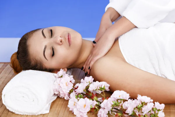 Vrouw met massage van lichaam in de spa salon. Schoonheidsbehandeling — Stockfoto