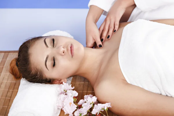 Woman having massage of body in the spa salon. Beauty treatment — Stock Photo, Image