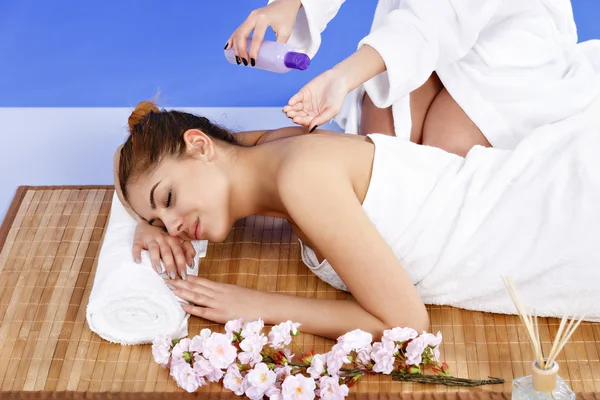 Kobieta o masażu ciała w salonie spa. Zabiegi kosmetyczne — Zdjęcie stockowe