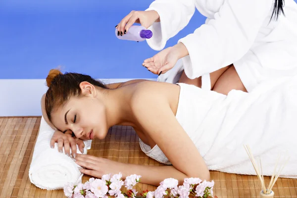 Femme ayant massage du corps dans le salon de spa. Traitement beauté — Photo