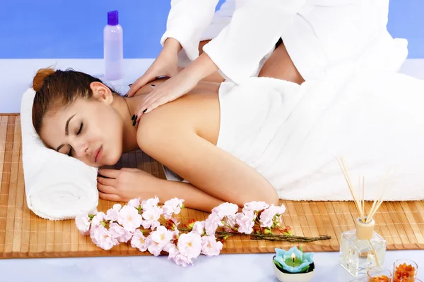 Frau bei Körpermassage im Wellness-Salon. Schönheitsbehandlung — Stockfoto