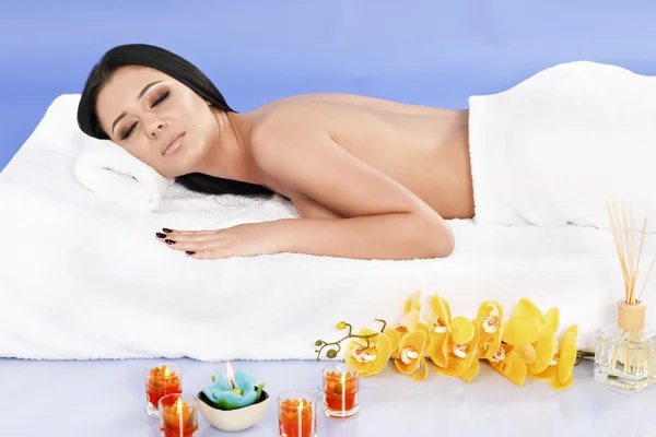 Uma bela mulher relaxando no spa — Fotografia de Stock