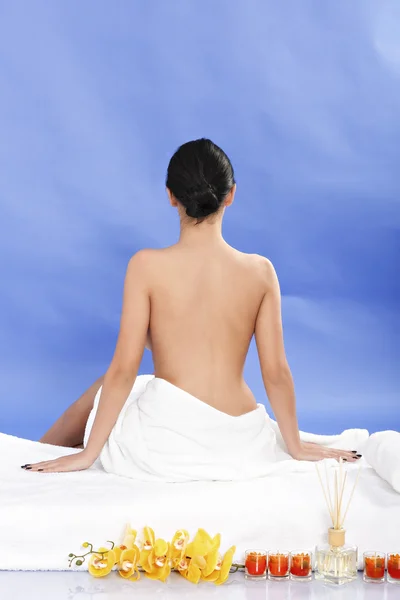 Widok z tyłu kobieta i noszenie ręcznik siedząc na podłodze, na białym tle — Zdjęcie stockowe
