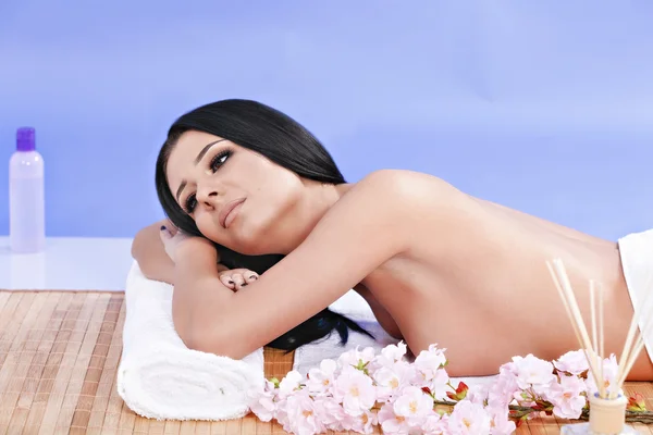 Una hermosa mujer relajándose en el spa —  Fotos de Stock