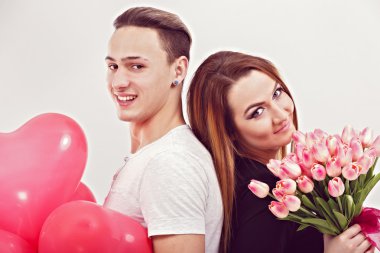 Balon kalpli, gülümseyen bir çift portresi.