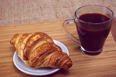 Kahve ve kruvasan kahvaltı rustik ahşap tablo