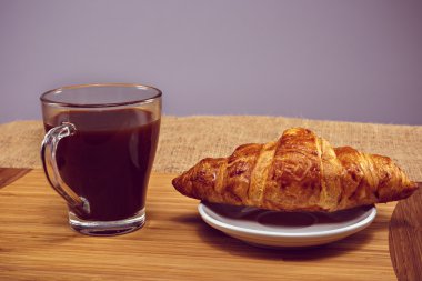 Kahve ve kruvasan kahvaltı rustik ahşap tablo