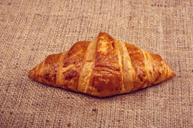 Taze tereyağlı kruvasan. Stüdyo fotoğrafı.