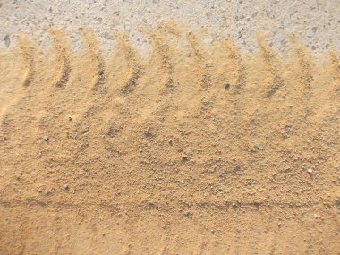 Kum doku üzerinde lastik izi