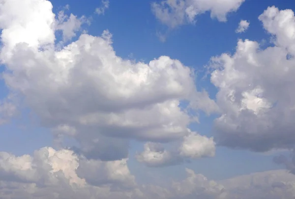 Pluizige wolken achtergrond — Stockfoto