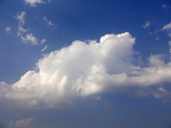 Nuages moelleux dans le ciel — Photo