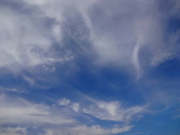 Dumanlı bulutlar gökyüzü mavi — Stok fotoğraf