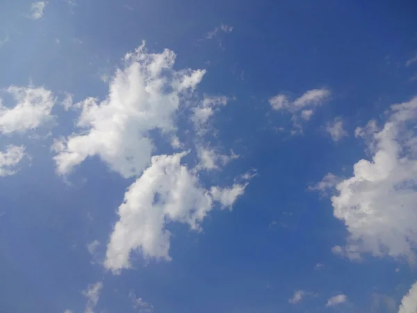 Céu azul e nuvens — Fotografia de Stock