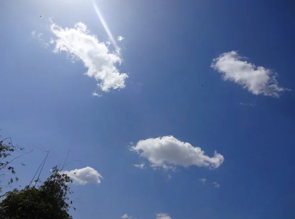 Öğleden sonra bulutlar gökyüzü — Stok fotoğraf